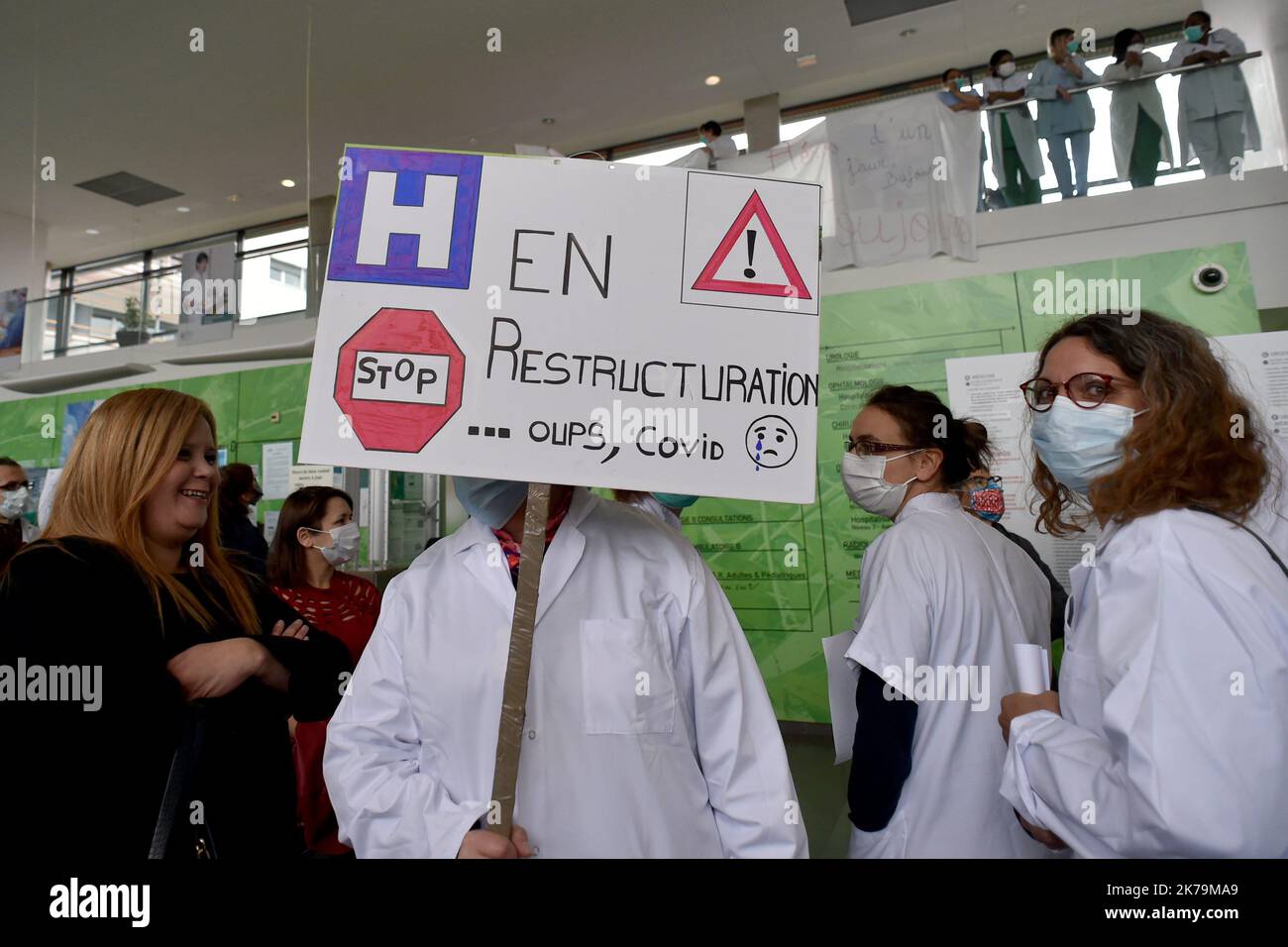 Demonstration der Mitarbeiter des Krankenhauses in Saint-Etienne, um die Bedingungen der Umstrukturierung des öffentlichen Krankenhauses anzuprangern. Stockfoto