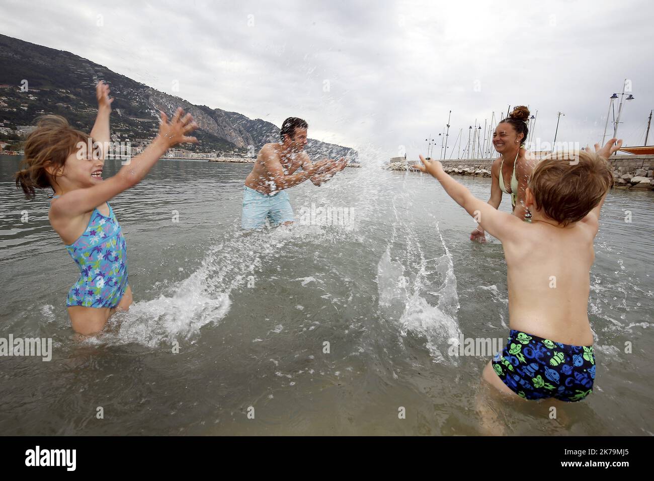 Frankreich, Mai 16. 2020 - covid-19 / Strände sind wieder geöffnet in Frankreich mit Einschränkungen Â©PHOTOPQR/NICE MATIN/Jean FranÃ§ois Ottonello ; Monaco ; 16/05/2020 ; OTTONELLO JEAN-FRANCOIS - samedi 16 Mai 2020 Ã Menton - La baignade en mer Ã nouveau autorisÃ©e , ici la Plage des Sablettes Ã Menton. - Menton, Frankreich, Mai 16. 2020 - covid-19 / Strände werden in Frankreich mit Einschränkungen wieder eröffnet Stockfoto