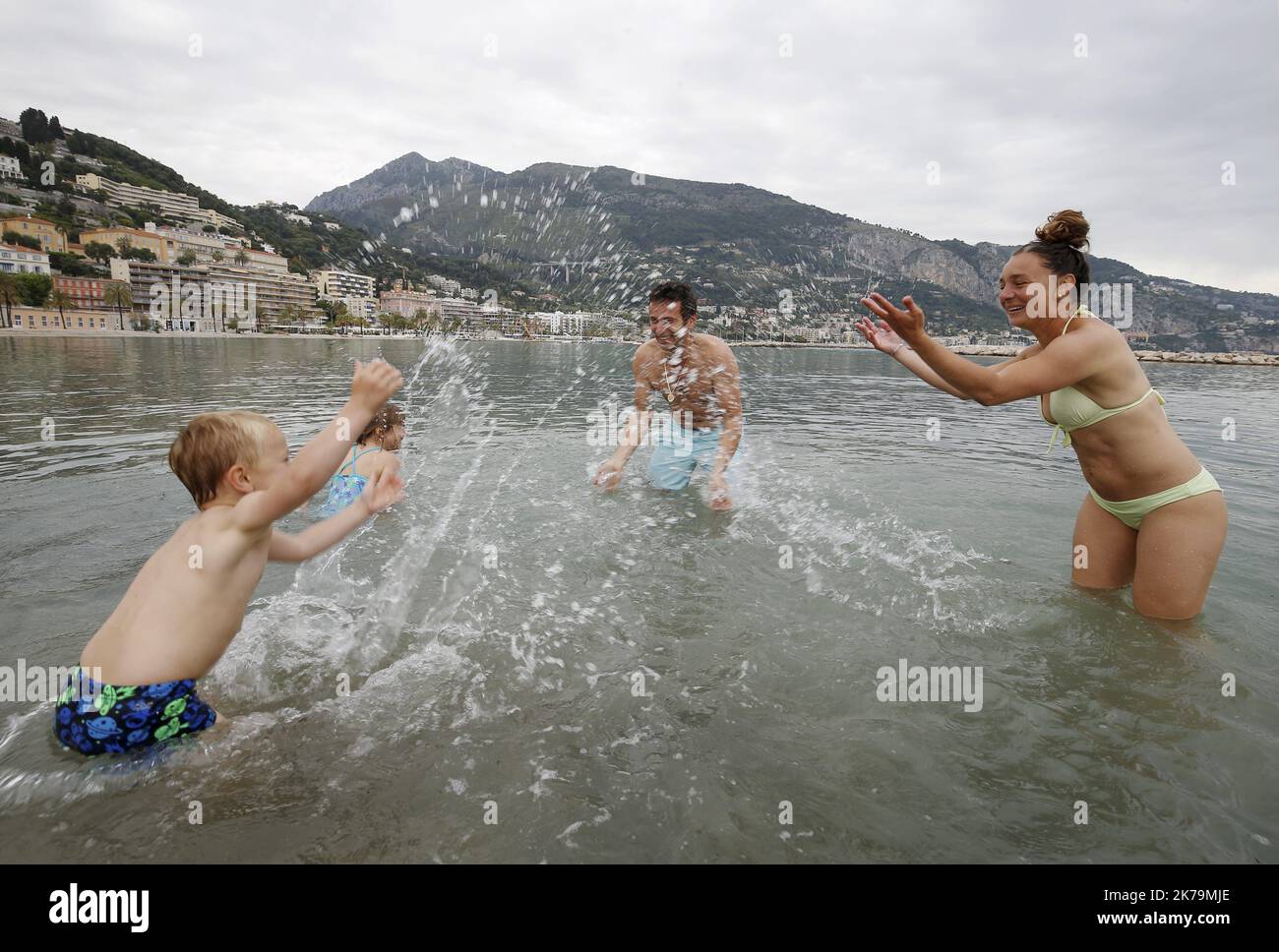 Frankreich, Mai 16. 2020 - covid-19 / Strände sind wieder geöffnet in Frankreich mit Einschränkungen Â©PHOTOPQR/NICE MATIN/Jean FranÃ§ois Ottonello ; Monaco ; 16/05/2020 ; OTTONELLO JEAN-FRANCOIS - samedi 16 Mai 2020 Ã Menton - La baignade en mer Ã nouveau autorisÃ©e , ici la Plage des Sablettes Ã Menton. - Menton, Frankreich, Mai 16. 2020 - covid-19 / Strände werden in Frankreich mit Einschränkungen wieder eröffnet Stockfoto