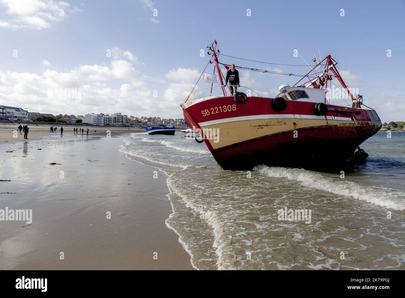 Frankreich / Bretagne / Saint Brieuc - Demonstration am zentralen Strand von Erquy (Bucht von Saint Brieuc) gegen den Windpark, der das Licht der Welt erblicken wird. Ailes Marines und RTE planen, hundert Windturbinen etwa fünfzehn Kilometer vom Ufer entfernt zu installieren und ein 225.000-Volt-Kabel unter dem Strand zu vergraben, um Strom zu transportieren. Stockfoto