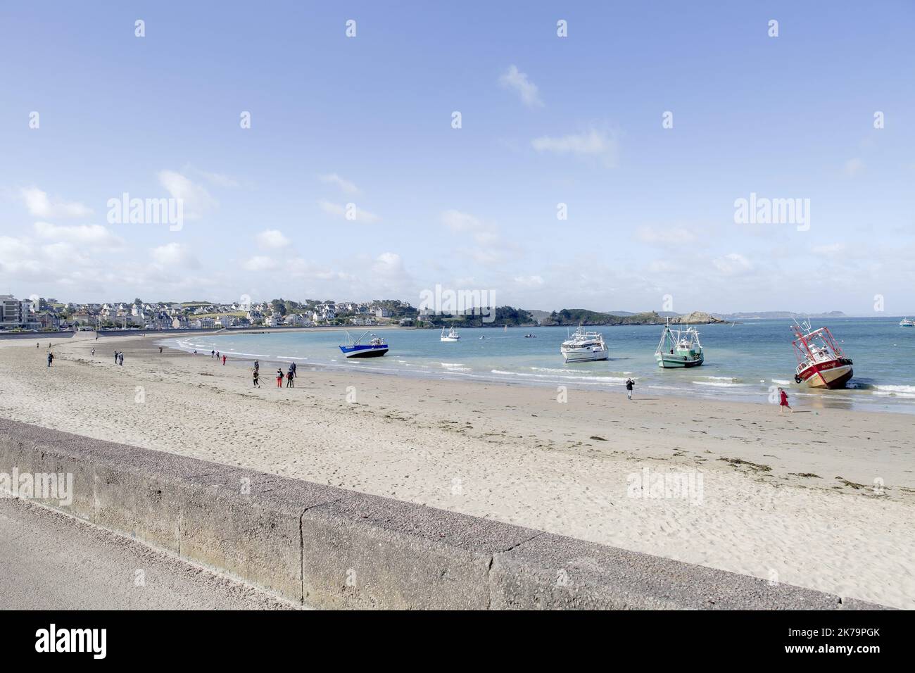 Frankreich / Bretagne / Saint Brieuc - Demonstration am zentralen Strand von Erquy (Bucht von Saint Brieuc) gegen den Windpark, der das Licht der Welt erblicken wird. Ailes Marines und RTE planen, hundert Windturbinen etwa fünfzehn Kilometer vom Ufer entfernt zu installieren und ein 225.000-Volt-Kabel unter dem Strand zu vergraben, um Strom zu transportieren. Stockfoto