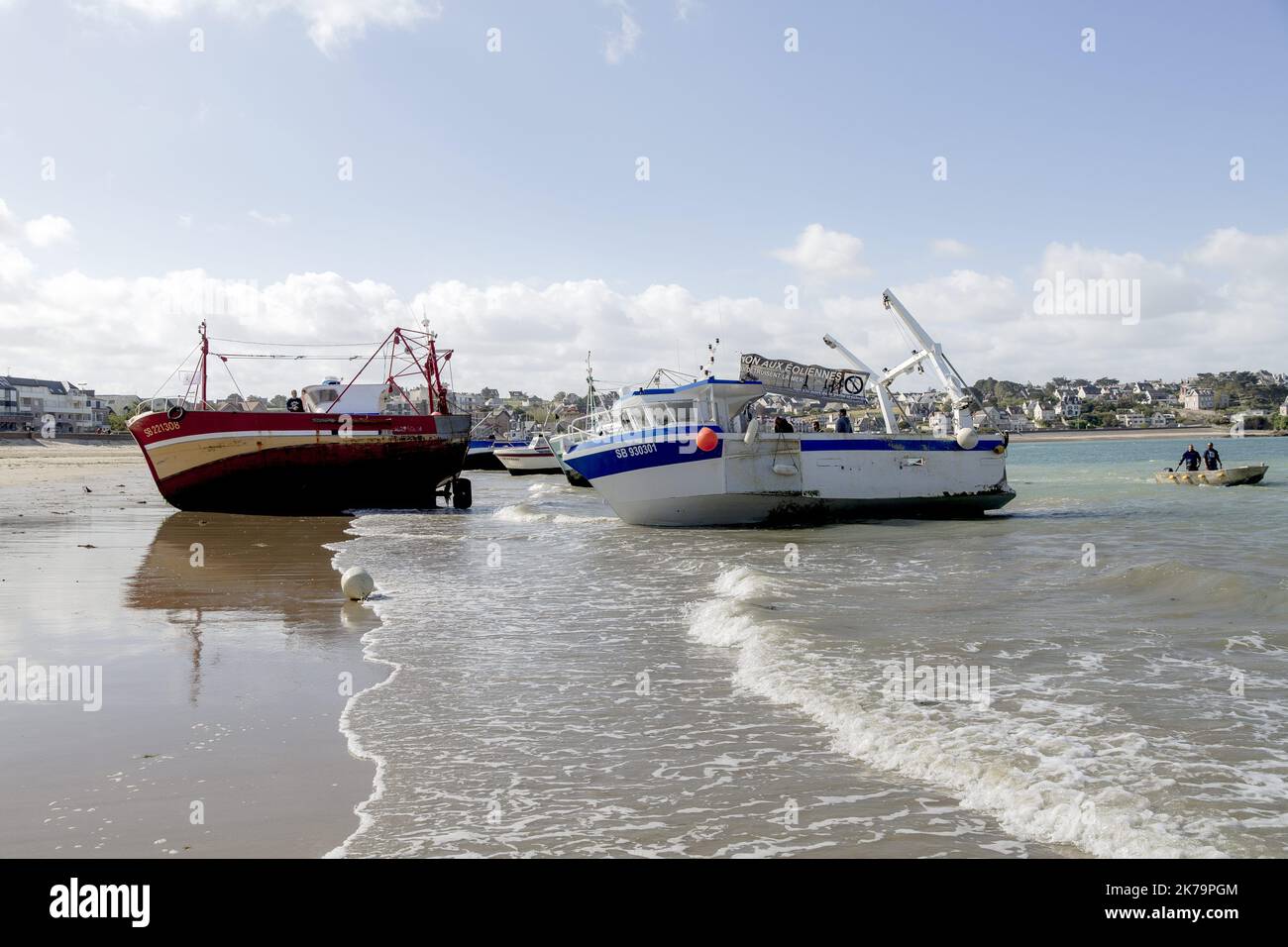 Frankreich / Bretagne / Saint Brieuc - Demonstration am zentralen Strand von Erquy (Bucht von Saint Brieuc) gegen den Windpark, der das Licht der Welt erblicken wird. Ailes Marines und RTE planen, hundert Windturbinen etwa fünfzehn Kilometer vom Ufer entfernt zu installieren und ein 225.000-Volt-Kabel unter dem Strand zu vergraben, um Strom zu transportieren. Stockfoto