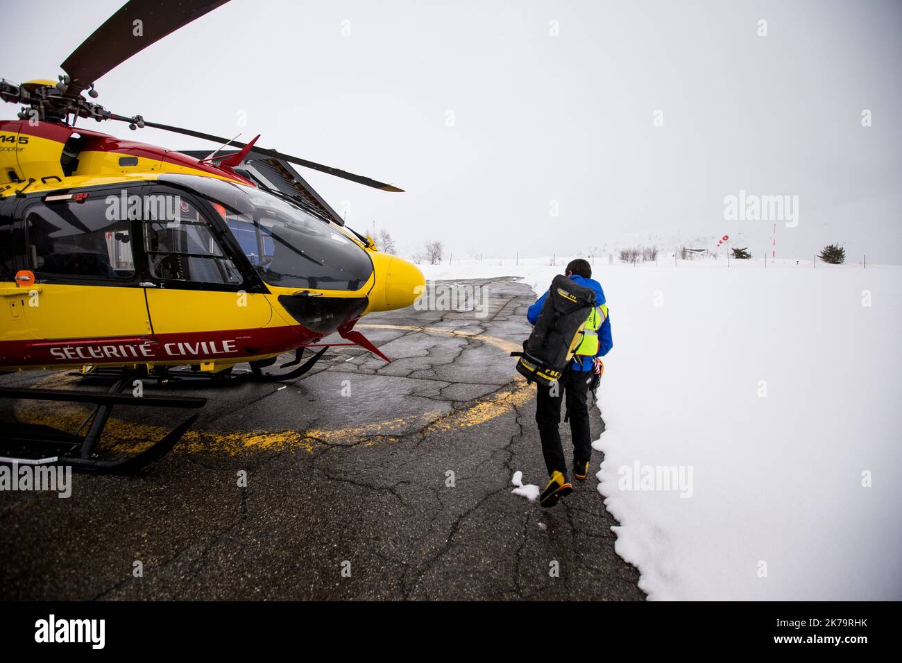 Notfallteam am Berg. Unter den Missionen der französischen Nationalpolizei wird die Bergrettung mit Unterstützung von Hubschrauberpiloten und SAMU-Ärzten durchgeführt, insbesondere in Isere auf der Alpe d'Huez Altiport - Henri Giraud ( LFHU) Stockfoto