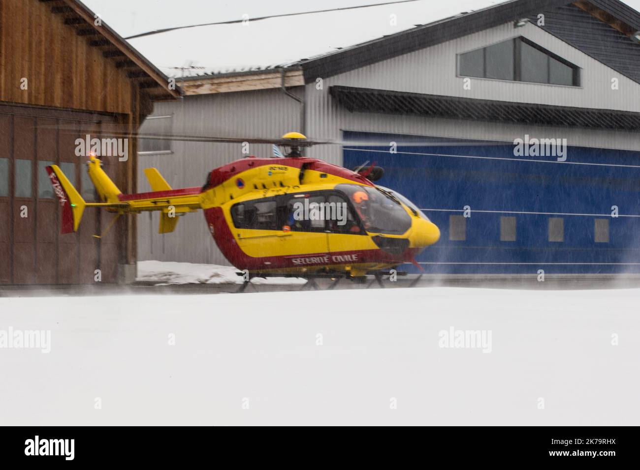 Notfallteam am Berg. Unter den Missionen der französischen Nationalpolizei wird die Bergrettung mit Unterstützung von Hubschrauberpiloten und SAMU-Ärzten durchgeführt, insbesondere in Isere auf der Alpe d'Huez Altiport - Henri Giraud ( LFHU) Stockfoto