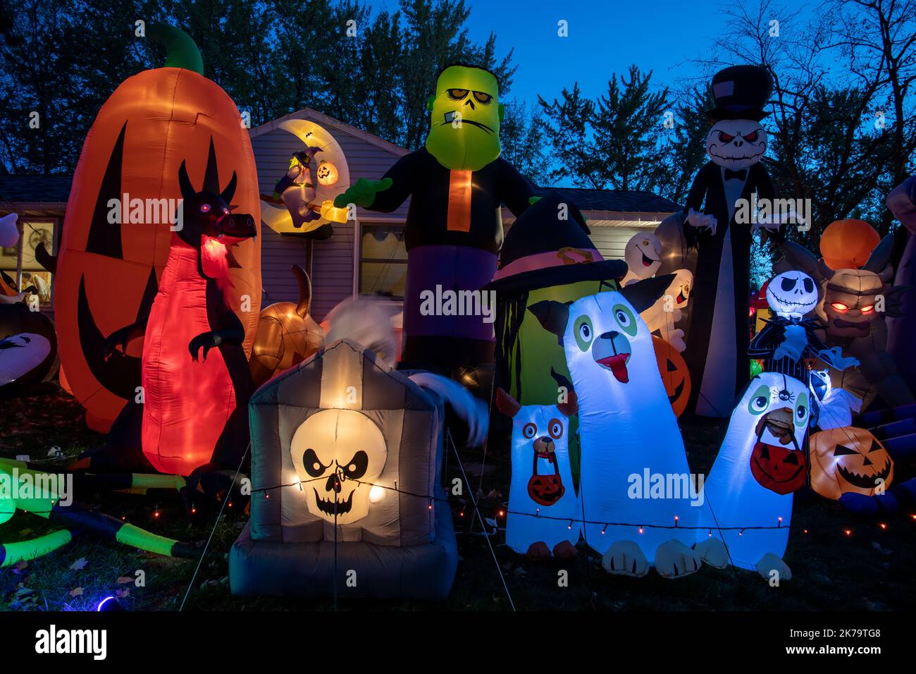 Shoreview, Minnesota. Nächtliches beleuchtetes Halloween-Display. Stockfoto