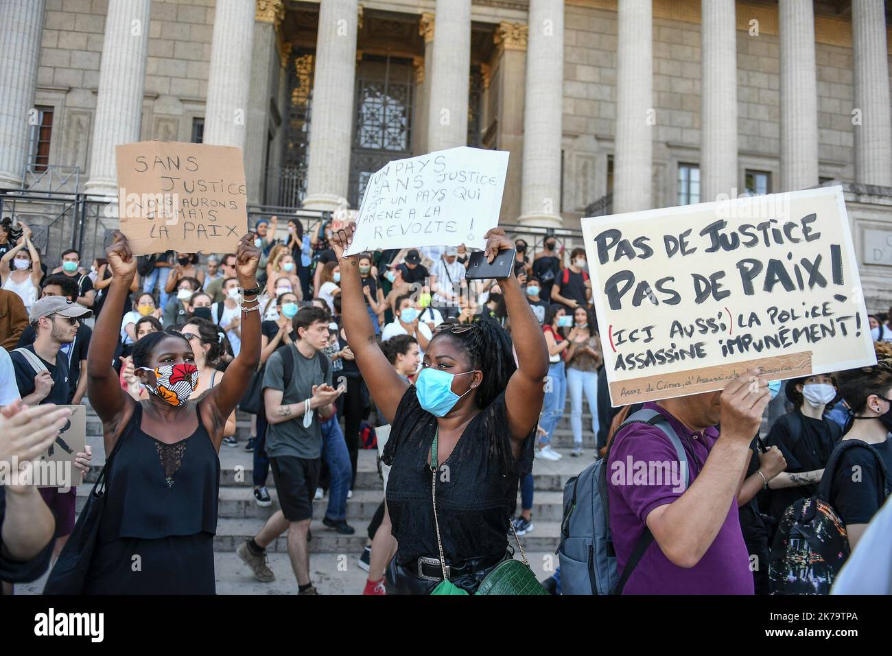 Lyon 5e Arrondissement 02/06/2020 - Adama TraorÃ© Demonstration und Opfer von Polizeigewalt in Lyon Dienstag, 2. Juni - Lyon: Mehrere hundert Menschen suchen Gerechtigkeit für Adama TraorÃ© und die Opfer von Polizeigewalt seit 19:30 Uhr ist die Situation um das Gerichtsgebäude zwischen Polizei und Demonstranten angespannt. Auf Aufruf des Komitees für Wahrheit und Gerechtigkeit für Adama wurden an diesem Dienstagabend mehrere Kundgebungen in ganz Frankreich organisiert, darunter Lyon. In Paris wurde die Versammlung vom Polizeipräsidium verboten. Stockfoto