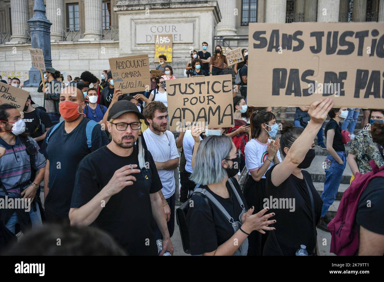 Lyon 5e Arrondissement 02/06/2020 - Adama TraorÃ© Demonstration und Opfer von Polizeigewalt in Lyon Dienstag, 2. Juni - Lyon: Mehrere hundert Menschen suchen Gerechtigkeit für Adama TraorÃ© und die Opfer von Polizeigewalt seit 19:30 Uhr ist die Situation um das Gerichtsgebäude zwischen Polizei und Demonstranten angespannt. Auf Aufruf des Komitees für Wahrheit und Gerechtigkeit für Adama wurden an diesem Dienstagabend mehrere Kundgebungen in ganz Frankreich organisiert, darunter Lyon. In Paris wurde die Versammlung vom Polizeipräsidium verboten. Stockfoto