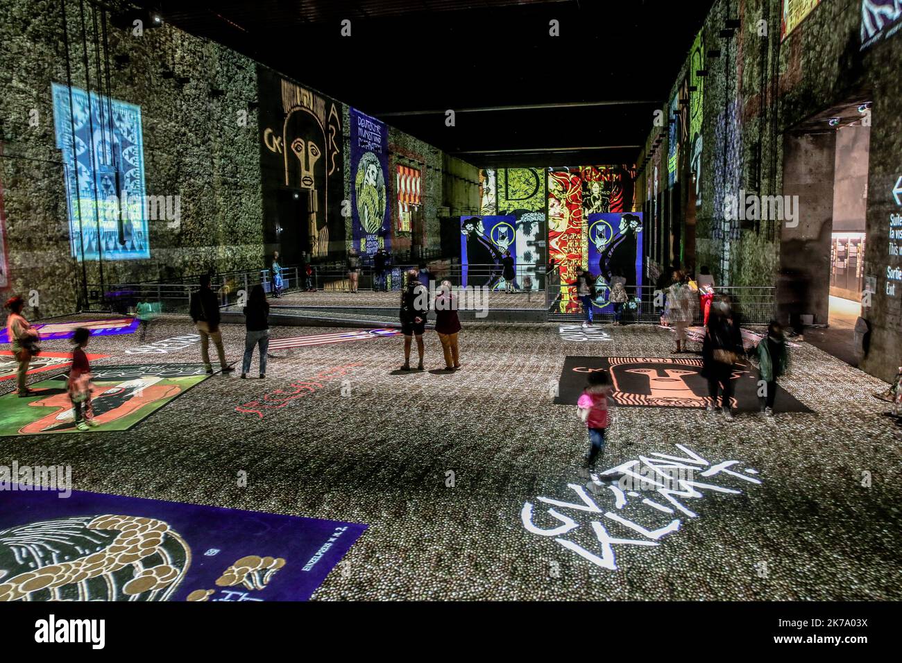 Werke der Künstler Paul Klee und Gustav Klimt, ausgestellt von Combine Painting and Music in den Bassins de LumiÃƒÂ¨res in Bordeaux am 10. Juni 2020 *** Ortsüberschrift *** Stockfoto