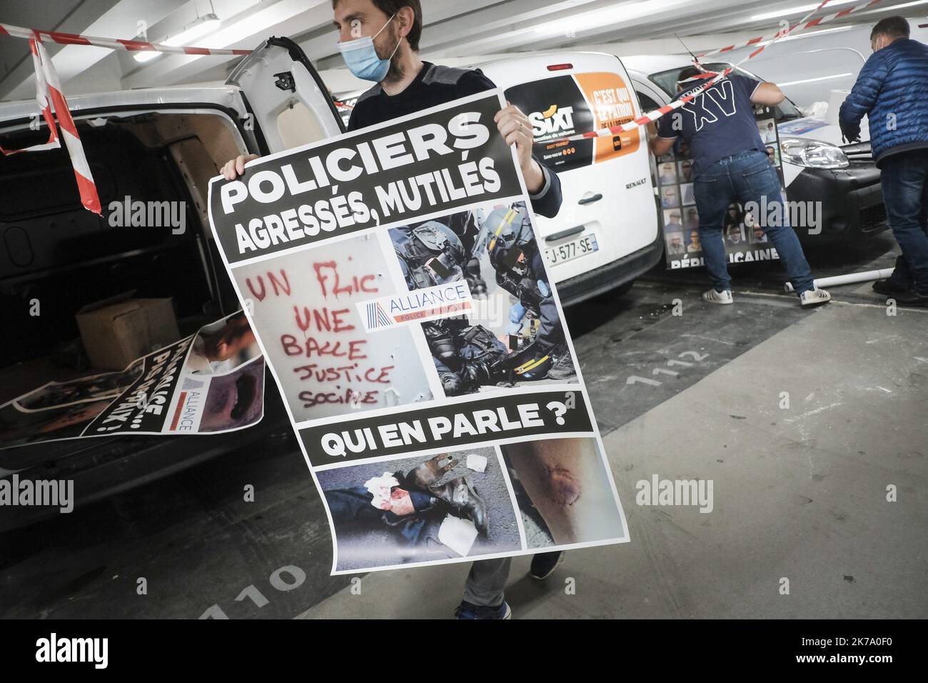 Frankreich, 12. 2020. juni / Polizeigewerkschaften protestieren gegen die letzte Erklärung des französischen Innenministers ChristopheCastaner. In dieser umstrittenen Zeit gegen die Polizei mit Black Lives Matter und weltweite Proteste gegen Polizeibrutalität schlug der französische Innenminister ChristopheCastaner vor kurzem vor, die Strangulationsmethode zu stoppen, um Verdächtige zu verhaften. Stockfoto