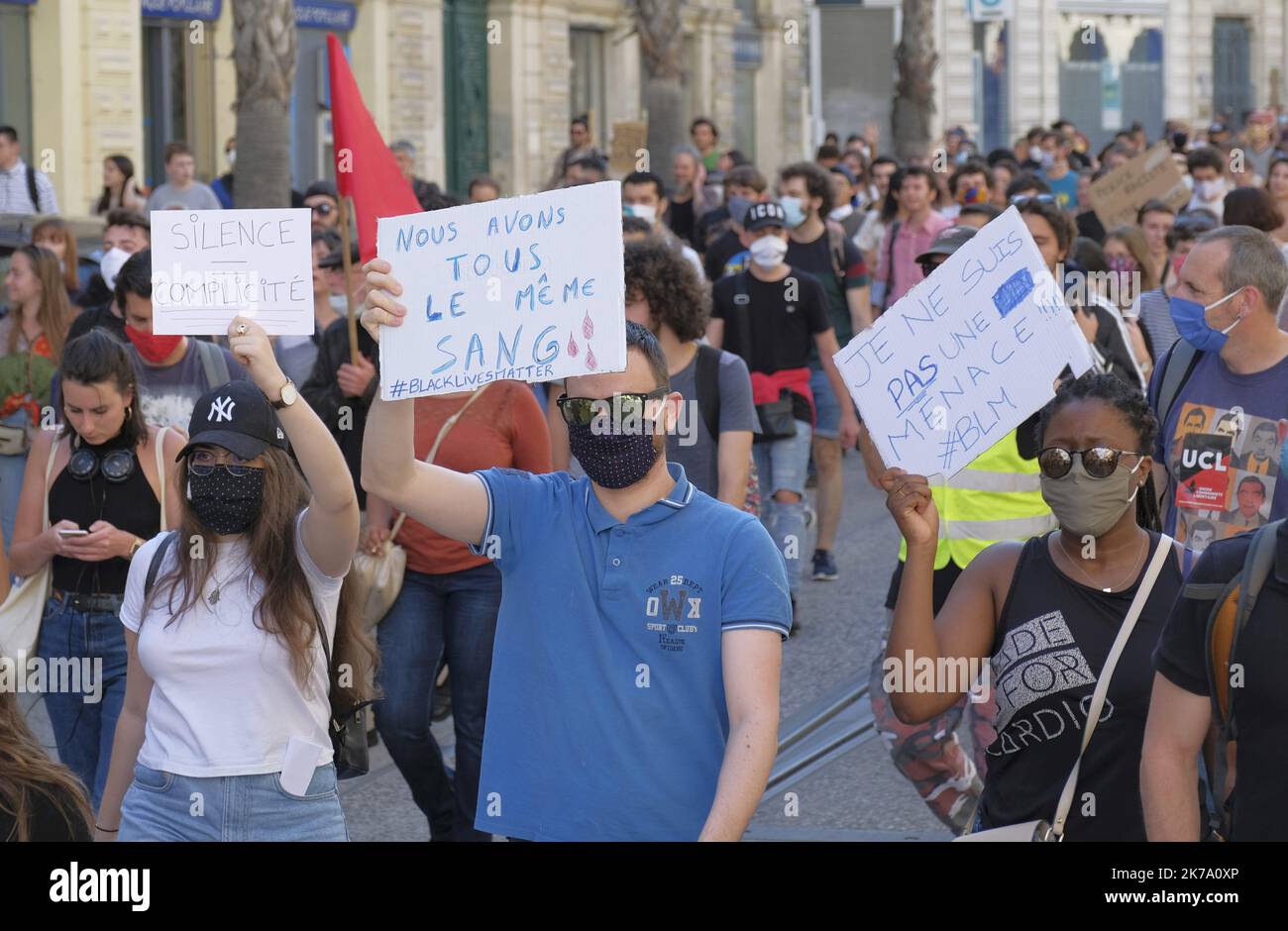 â©Giacomo Italiano/MAXPPP - Szenen während der Demonstration gegen Polizeigewalt und Rassismus, insbesondere in Erinnerung an George Floyd und Adama Traore. Zahlreiche Zeichen, die lauten: Ich kann nicht atmen oder Schwarz lebt Materie. Frankreich, Montpellier, 16. Juni 2020. Scenes lors de la Manifestation contre les violences policieres et contre le racisme, notamment en memoire de George Floyd et Adama Traore. De nombreuses pancartes ou l on pouvait lire notamment : I can t atme ou Black lives matter. Frankreich, Montpellier, 16 Juin 2020. Stockfoto