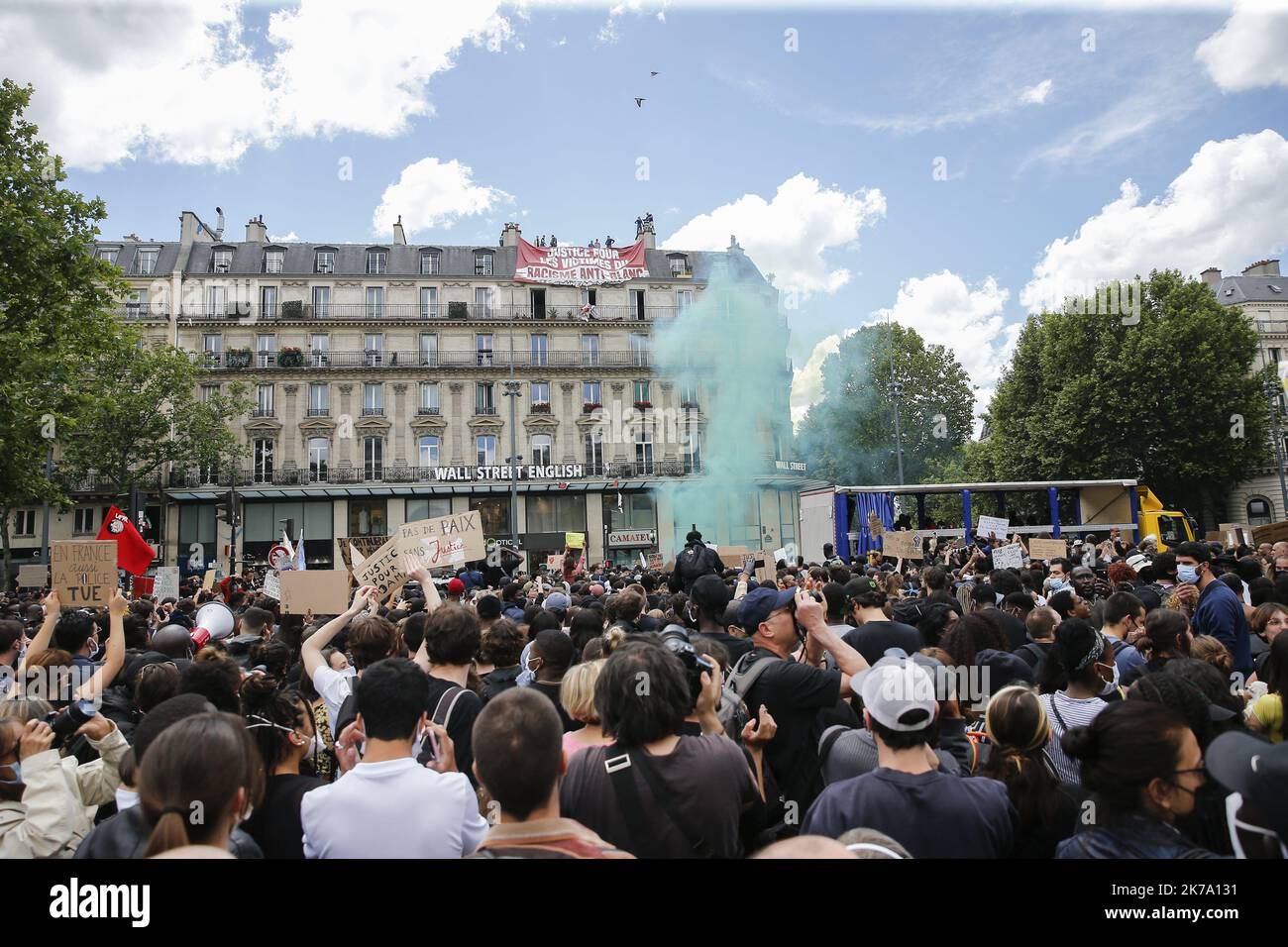 â©Sebastien Muylaert/MAXPPP - Mitglieder der Generation identitaire rechtsextreme Bewegung zeigen ein Banner mit der Aufschrift "Gerechtigkeit für die Opfer. Anti-weißer Rassismus' während einer Demonstration gegen Polizeibrutalität und Rassismus. Der marsch wird von Anhängern von Assa Traores Bruder Adama Traore organisiert, der 2016 in Polizeigewahrsam unter Umständen starb, die noch unklar sind. Der marsch ist auch von der Bewegung Black Lives Matter aus den USA inspiriert. Frankreich, Paris, 13.06.2020 Stockfoto