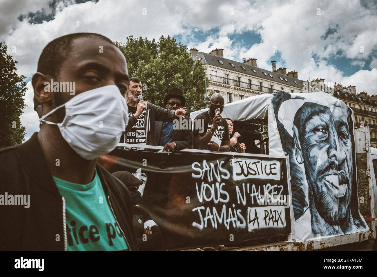 Am Samstag, dem 13. Juni 2020, versammelten sich auf dem Aufruf des Wahrheitskomitees für Adama (Traore) fast 100.000 Menschen am Place de la Republique in Paris, um einen marsch gegen Rassismus und Polizeigewalt zu führen. Doch der marsch, der am Place de l'Opera enden sollte, wurde in letzter Minute von der Polizeipräfektur in Paris abgesagt, da alle Straßen um den Place de la Republique herum von der Polizei verbarrikadiert wurden. Blockiert und auf dem Platz verarmt, haben die Demonstranten ihre Wut und Empörung nicht verloren... Stockfoto