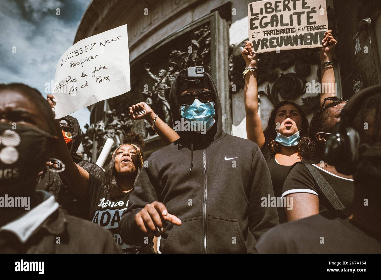 Am Samstag, dem 13. Juni 2020, versammelten sich auf dem Aufruf des Wahrheitskomitees für Adama (Traore) fast 100.000 Menschen am Place de la Republique in Paris, um einen marsch gegen Rassismus und Polizeigewalt zu führen. Doch der marsch, der am Place de l'Opera enden sollte, wurde in letzter Minute von der Polizeipräfektur in Paris abgesagt, da alle Straßen um den Place de la Republique herum von der Polizei verbarrikadiert wurden. Blockiert und auf dem Platz verarmt, haben die Demonstranten ihre Wut und Empörung nicht verloren... Stockfoto