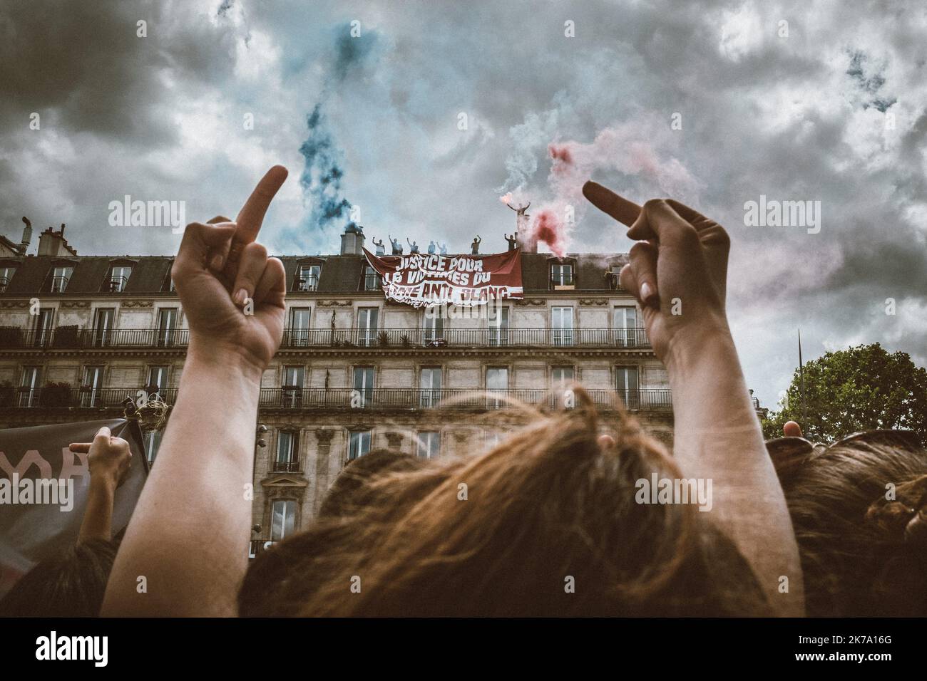 Am Samstag, dem 13. Juni 2020, versammelten sich auf dem Aufruf des Wahrheitskomitees für Adama (Traore) fast 100.000 Menschen am Place de la Republique in Paris, um einen marsch gegen Rassismus und Polizeigewalt zu führen. Doch der marsch, der am Place de l'Opera enden sollte, wurde in letzter Minute von der Polizeipräfektur in Paris abgesagt, da alle Straßen um den Place de la Republique herum von der Polizei verbarrikadiert wurden. Blockiert und auf dem Platz verarmt, haben die Demonstranten ihre Wut und Empörung nicht verloren... Stockfoto