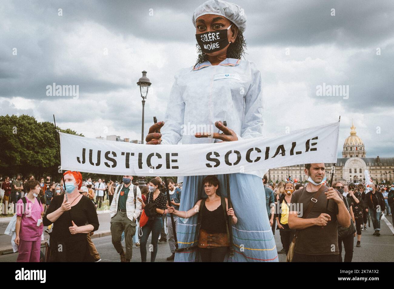 â©Olivier Donnars / Le Pictorium/MAXPPP - Olivier Donnars / Le Pictorium - 16/06/2020 - Frankreich / Ile-de-France / Paris - Comme partout en France, plusieurs Milliers de medecins, Aides-soignants et infirmiers ont Manifest entre le Ministere de la Sante et l'esplanades des Invalides pour rappeler le gouvernement a ses promesses sur l'hopital, en plein Â« Segur de la sante Â». / 16/06/2020 - Frankreich / Ile-de-France (Region) / Paris - Paris, 16. Juni 2020. Wie überall in Frankreich demonstrierten mehrere tausend Ärzte, Krankenschwestern und Krankenschwestern zwischen dem Gesundheitsministerium und dem invalidendom espl Stockfoto