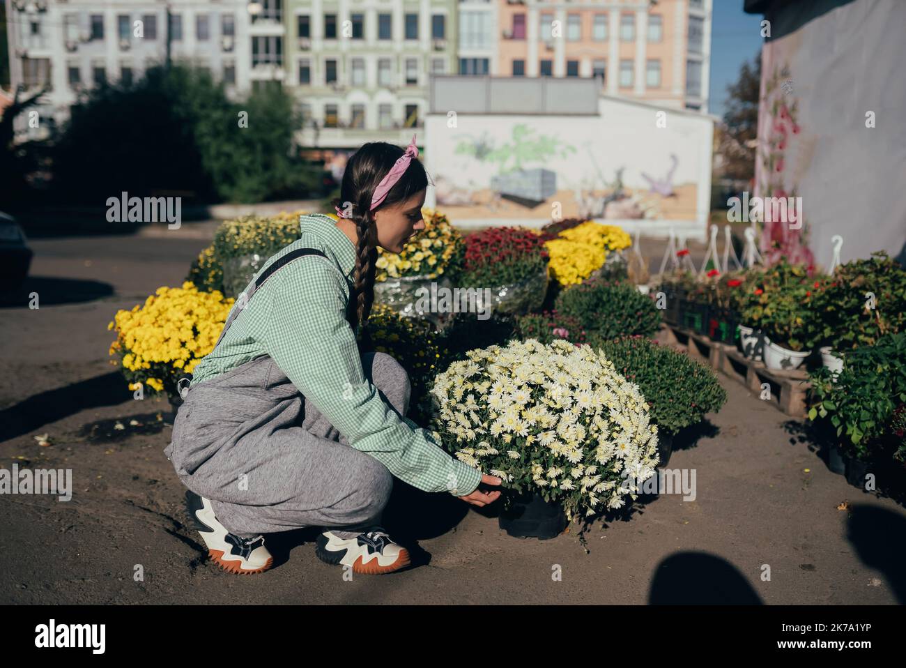 Junge Frauen verkaufen Blumen auf dem Straßenmarkt. Stockfoto