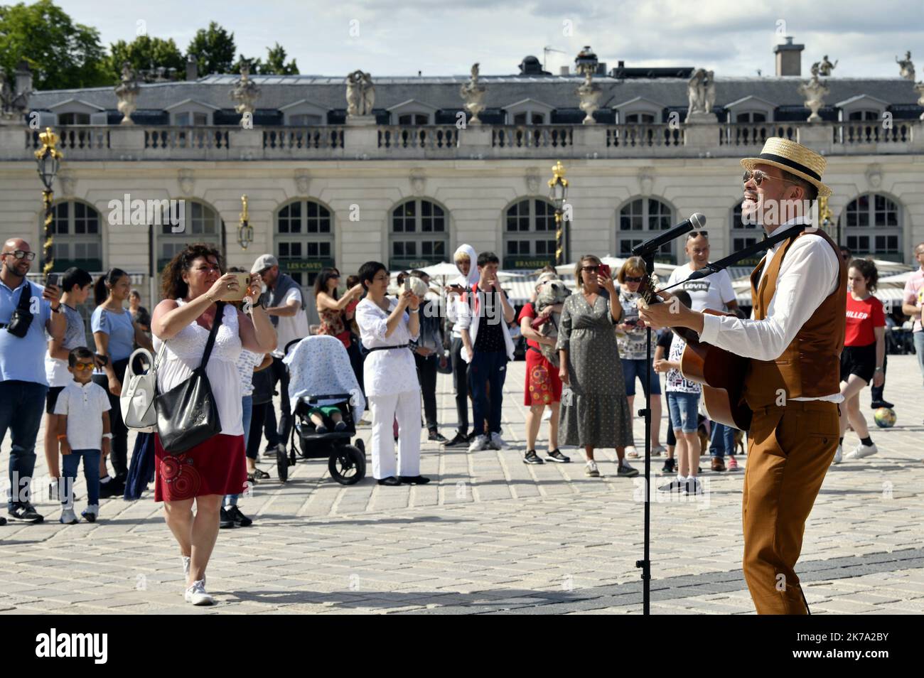 Â©PHOTOPQR/L'EST REPUBLICAIN/ALEXANDRE MARCHI ; NANCY ; 21/06/2020 ; SOCIETE - FETE DE LA MUSIQUE 2020 - LOISIRS - CRISE SANITAIRE - CORONAVIRUS - COVID 19. Place Stanislas, Nancy 21 juin 2020. Le chanteur et guitariste DJINN lors de l'Ã©dition 2020 de fÃªte de la musique aprÃ¨s le dÃ©confinement en peine crise sanitaire. FOTO Alexandre MARCHI. Nancy 21. Juni 2020. Die Gruppe der Musiker „Zeugen der Freude“ im Touristenzug während der Ausgabe des Musikfestivals 2020 nach der Entfindung inmitten einer Gesundheitskrise. Stockfoto