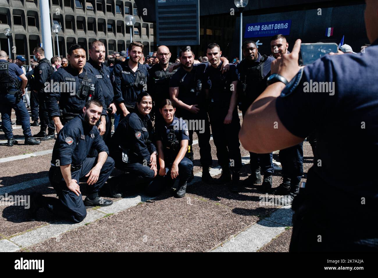 â©Jan Schmidt-Whitley/Le Pictorium/MAXPPP - Jan Schmidt-Whitley/Le Pictorium - 22/06/2020 - Frankreich / seine-Saint-Denis / Bobigny - Quelques centaines de policiers en colere a l'Appel du syndicat Alliance se sont rassembles sur le parvis de la prefecture de Bobigny pour protester contre une fresque denoncant le racisme et les violenties policiers Peinte en Hommage a Adama Traore et George Flyod a stains en seine Saint Denis. / 22/06/2020 - Frankreich / seine-Saint-Denis / Bobigny - Einige hundert wütende Polizisten versammelten sich auf dem Vorplatz der Präfektur Bobigny, um gegen eine Stockfoto