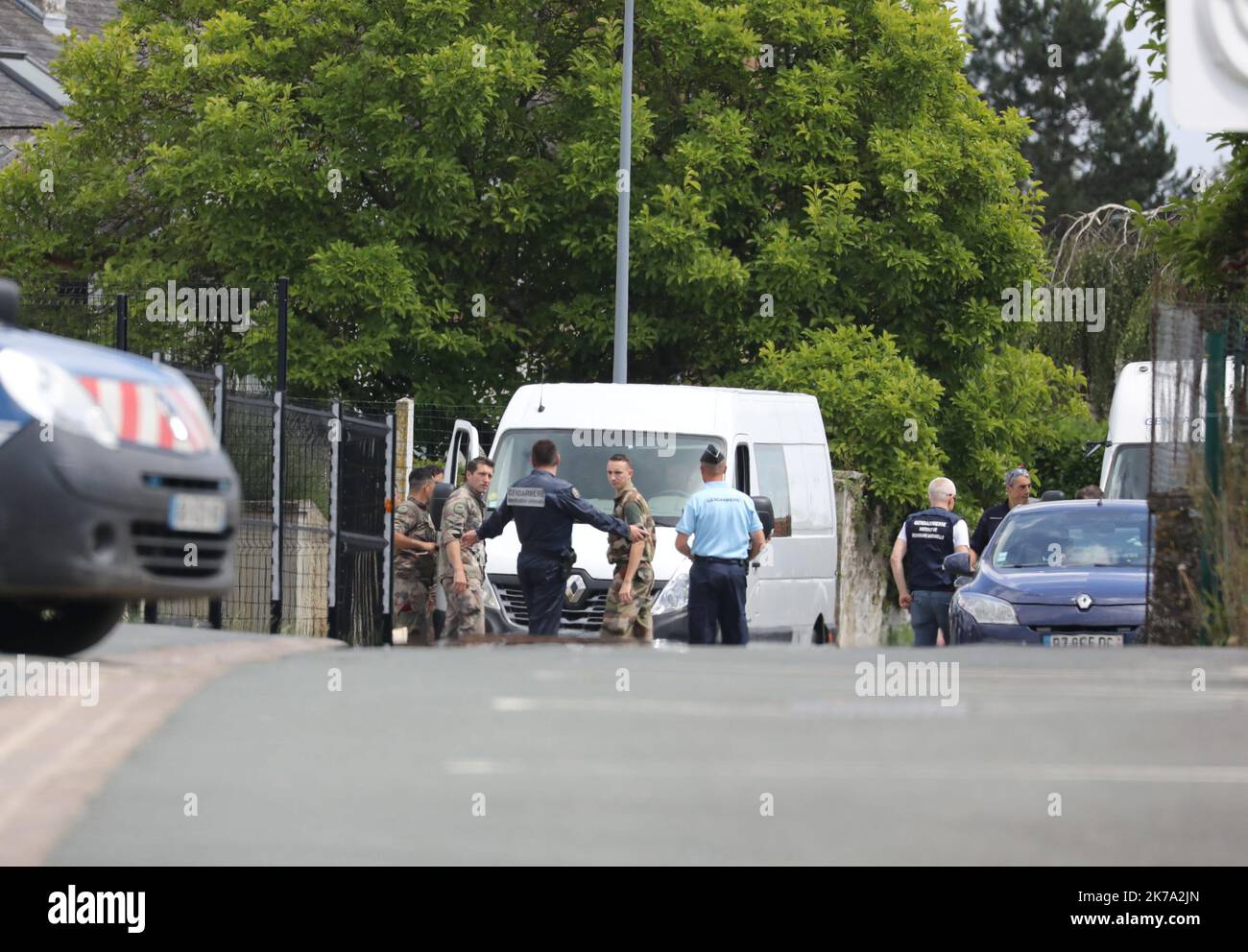 /LE PARISIEN/ARNAUD JOURNOIS ; VILLE SUR LUMES ; 22/06/2020 ; DES FOUILLES ONT LIEU DANS L'ANCIENNE MAISON DE LA SOEUR DE MICHEL FOURNIRET DECEDEE 6 MOIS AVANT LA DISPARITION D'ESTELLE MOUZIN. LE TUEUR DE SERIE AVAIT SES HABITUDES DANS CETTE MAISON / SUR LA FOTO AUF DISTINGUE LE HAUT DE LA MAISON A GAUCHE - 2020/06/22. AUSGRABUNGEN FINDEN IM ALTEN HAUS DER SCHWESTER VON MICHEL FOURNIRET STATT, DIE 6 MONATE VOR DEM VERSCHWINDEN DES KLEINEN MÄDCHENS ESTELLE MOUZIN IM JAHR 2003 STARB. DER SERIENMÖRDER HATTE SEINE GEWOHNHEITEN IN DIESEM HAUS. Stockfoto