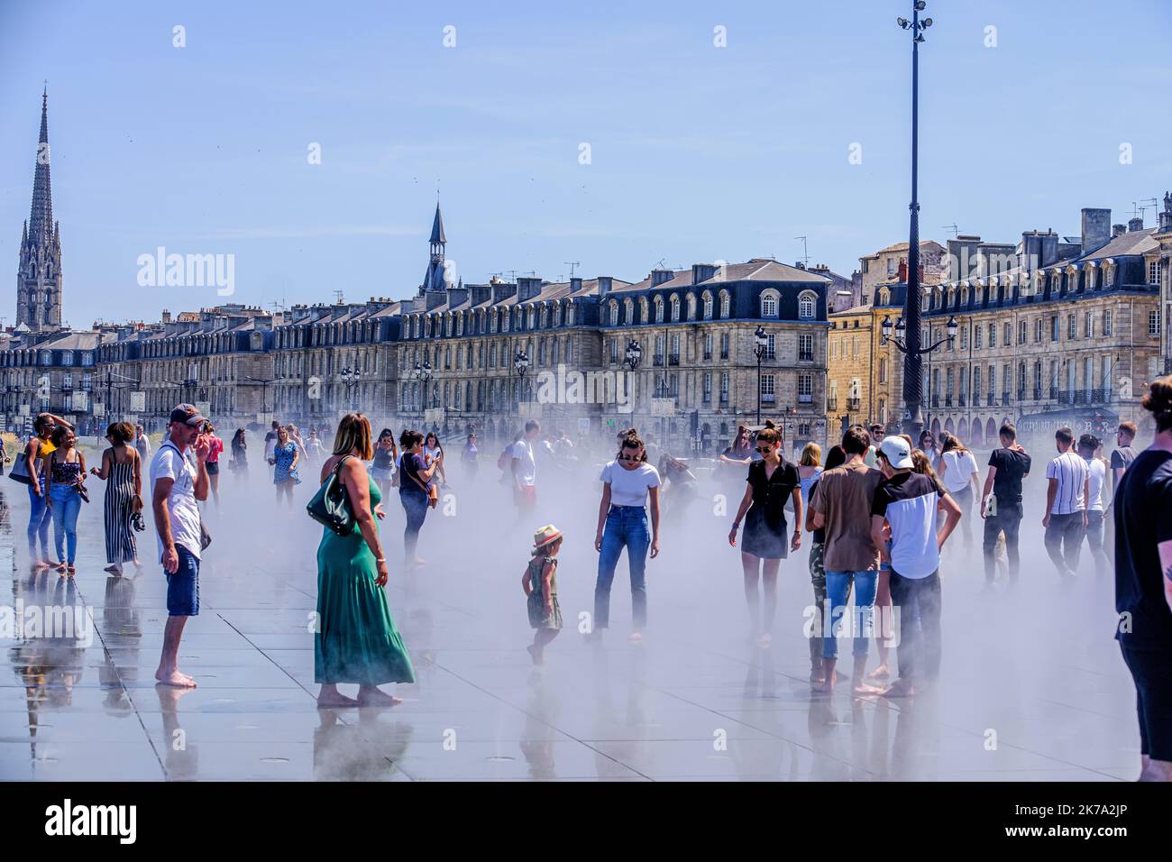 /SUD OUEST/GUILLAUME-BONNAUD@ BONNAUD GUILLAUME ; BORDEAUX ; 22/06/2020 ; LE 22 JUIN 2020 / A BORDEAUX / MIROIR D'EAU / REOUVERTURE - 2020/06/22. WASSERSPIEGEL WIRD WIEDER GEÖFFNET Stockfoto