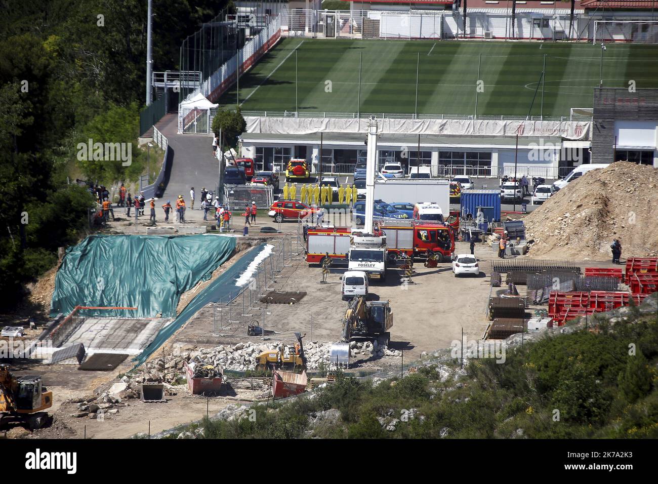 /NICE MATIN/Jean FranÃ§ois Ottonello ; La Turbie ; 22/06/2020 ; OTTONELLO JEAN-FRANCOIS - lundi 22 juin 2020 Ã La Turbie - Accident mortel sur le chantier du Centre d'entrainement de l'AS Monaco - un ouvrier a Ã©tÃ© enseveli par un Ã©Boulement de la falaise. Am Montag, den 22. Juni 2020, wurde in La Turbie - tödlicher Unfall auf dem Gelände des AS Monaco Trainingszentrums - ein Arbeiter von einem Zerbröckeln der Klippe begraben. Stockfoto