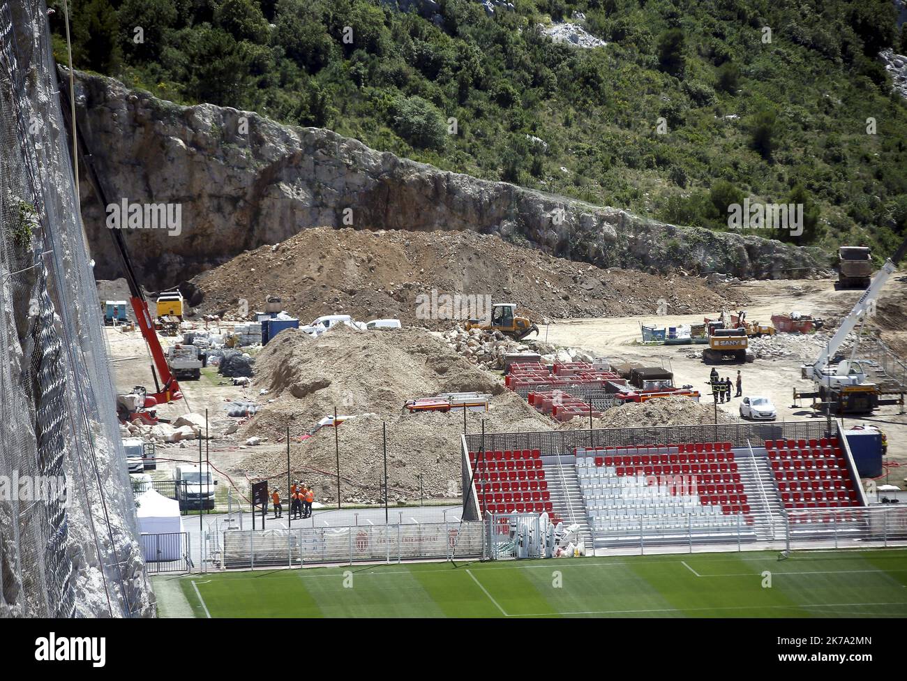 /NICE MATIN/Jean FranÃ§ois Ottonello ; La Turbie ; 22/06/2020 ; OTTONELLO JEAN-FRANCOIS - lundi 22 juin 2020 Ã La Turbie - Accident mortel sur le chantier du Centre d'entrainement de l'AS Monaco - un ouvrier a Ã©tÃ© enseveli par un Ã©Boulement de la falaise. Am Montag, den 22. Juni 2020, wurde in La Turbie - tödlicher Unfall auf dem Gelände des AS Monaco Trainingszentrums - ein Arbeiter von einem Zerbröckeln der Klippe begraben. Stockfoto