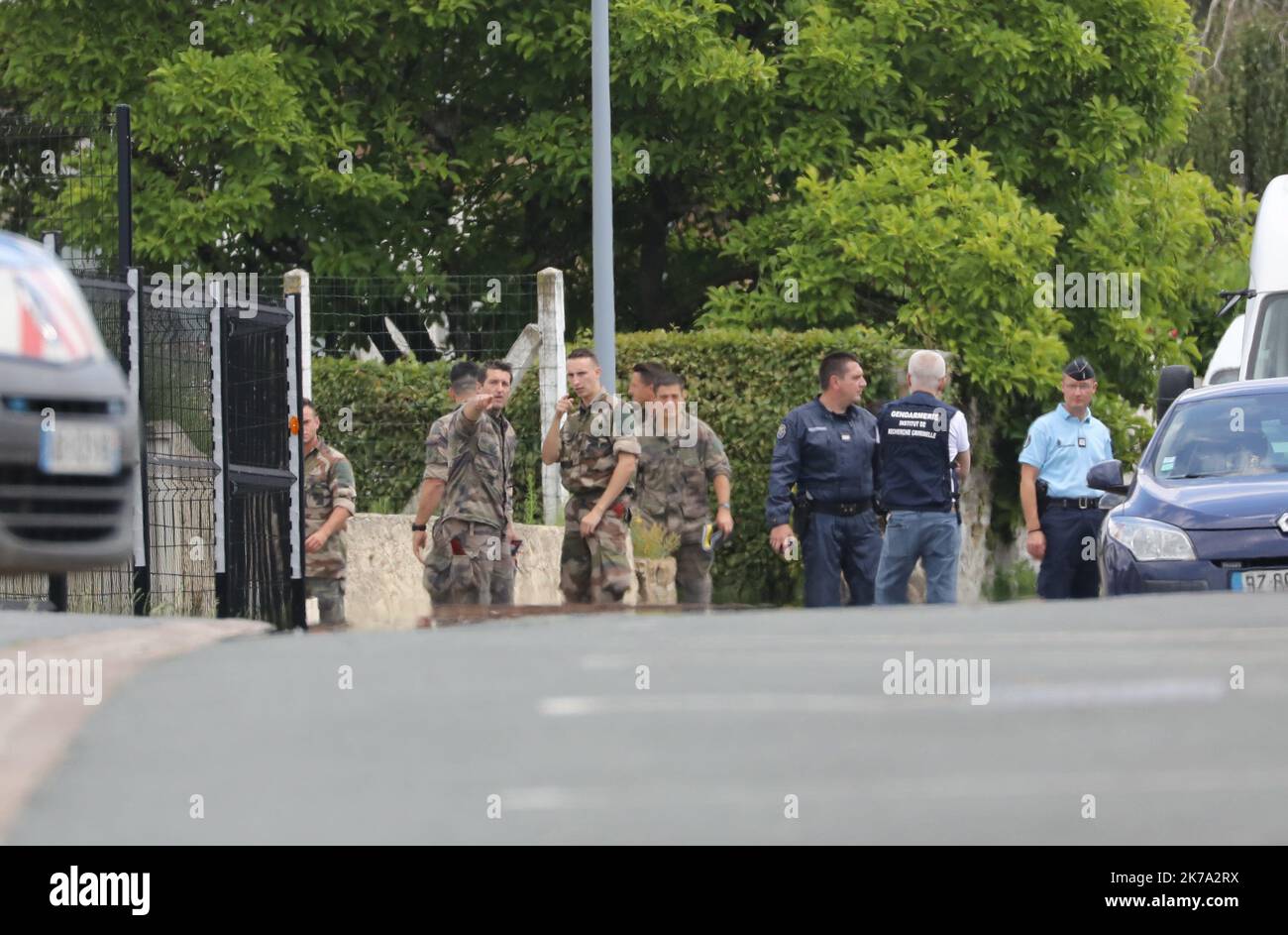 /LE PARISIEN/ARNAUD JOURNOIS ; VILLE SUR LUMES ; 22/06/2020 ; DES FOUILLES ONT LIEU DANS L'ANCIENNE MAISON DE LA SOEUR DE MICHEL FOURNIRET DECEDEE 6 MOIS AVANT LA DISPARITION D'ESTELLE MOUZIN. LE TUEUR DE SERIE AVAIT SES HABITUDES DANS CETTE MAISON / SUR LA FOTO AUF DISTINGUE LE HAUT DE LA MAISON A GAUCHE - 2020/06/22. AUSGRABUNGEN FINDEN IM ALTEN HAUS DER SCHWESTER VON MICHEL FOURNIRET STATT, DIE 6 MONATE VOR DEM VERSCHWINDEN DES KLEINEN MÄDCHENS ESTELLE MOUZIN IM JAHR 2003 STARB. DER SERIENMÖRDER HATTE SEINE GEWOHNHEITEN IN DIESEM HAUS. Stockfoto