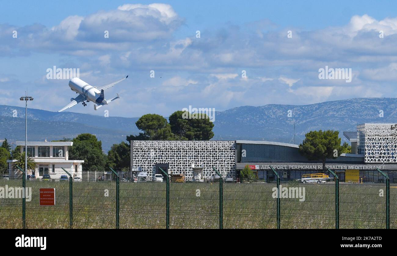 PERPIGNAN AM 22. Juni 2020 / Luftfahrt / die BELUGA XL der Firma Airbus führt im starken Wind (Tramontan) am Flughafen Perpignan Touch and Go durch. Stockfoto