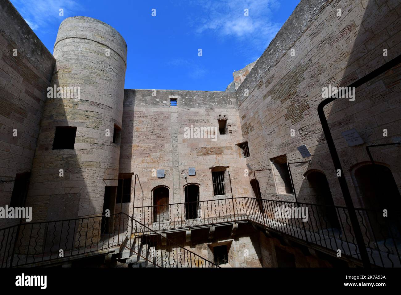 Die ChÃ¢teau d'If ist eine Festung (später ein Gefängnis) auf der Insel If, der kleinsten Insel des Frioul-Archipels, die im Mittelmeer etwa 1,5 Kilometer (7/8 Meilen) vor der Küste der Bucht von Marseille im Südosten Frankreichs liegt. Es ist berühmt dafür, dass es einer der Vertonungen von Alexandre Dumas' Abenteuerroman der Graf von Monte Cristo ist. 1. juli 2020 Stockfoto