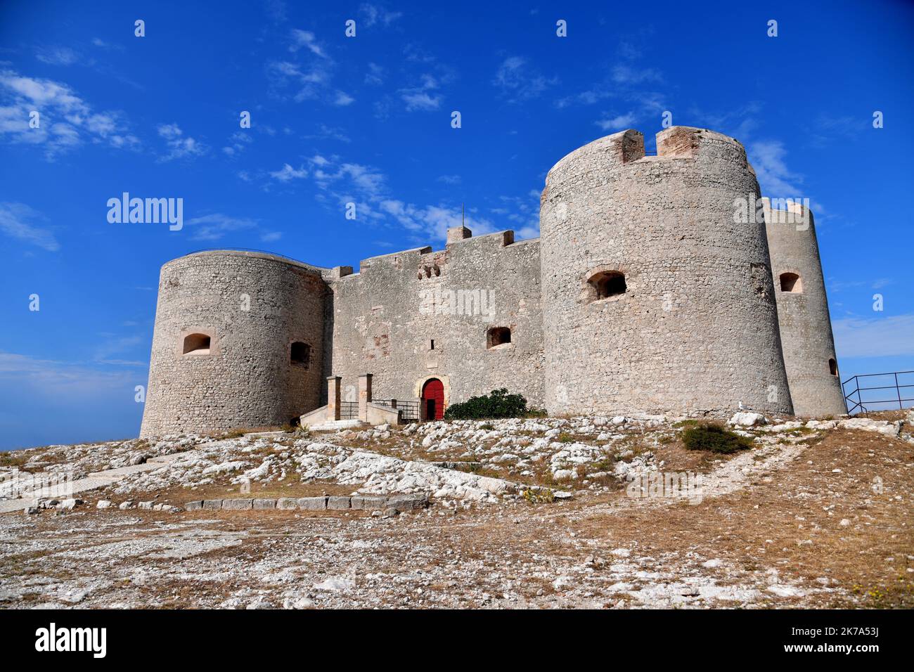 Die ChÃ¢teau d'If ist eine Festung (später ein Gefängnis) auf der Insel If, der kleinsten Insel des Frioul-Archipels, die im Mittelmeer etwa 1,5 Kilometer (7/8 Meilen) vor der Küste der Bucht von Marseille im Südosten Frankreichs liegt. Es ist berühmt dafür, dass es einer der Vertonungen von Alexandre Dumas' Abenteuerroman der Graf von Monte Cristo ist. 1. juli 2020 Stockfoto