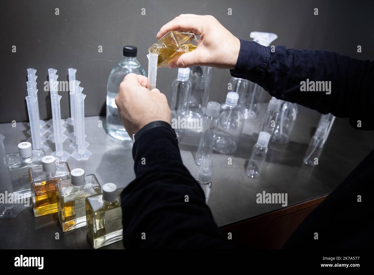 HervÃ© Domar, Schöpfer von Gläsern, Parfums und Schmuck, hat eine hydroalkoholische Gelbar geöffnet, wo Sie Ihre Flasche hydroalkoholisches Gel nach Ihren Vorlieben parfümieren können. Stockfoto