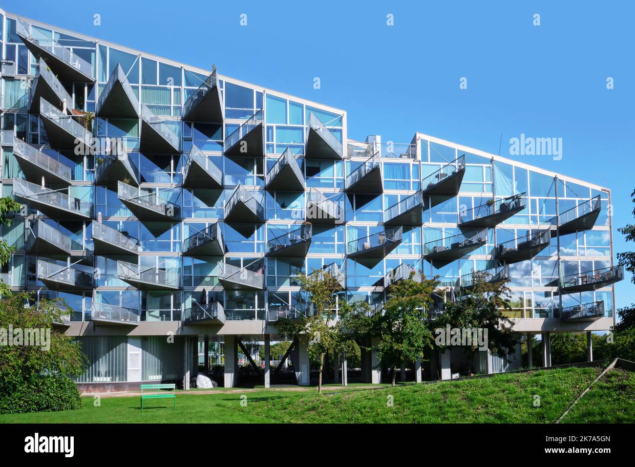 Kopenhagen, Dänemark - September 2022: VM-Häuser mit modern aussehenden Dreiecksbalkonen, entworfen von JDS und Bjarke Ingels Group, Bezirk Orestad Stockfoto