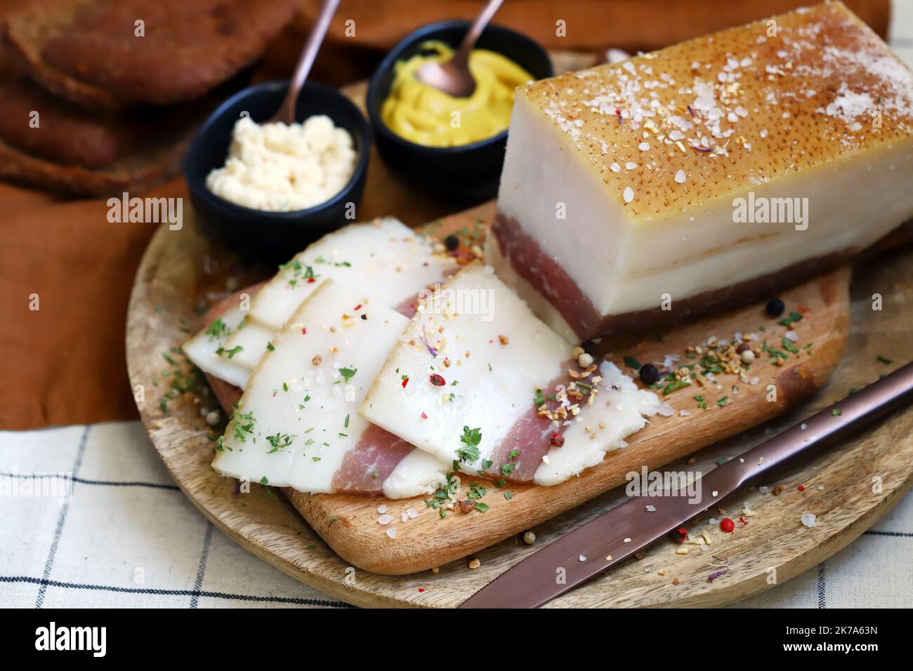 Was Heißt Speck Auf Englisch Frischer Schmalz mit Fleischschicht auf einem Holzbrett mit Gewürzen