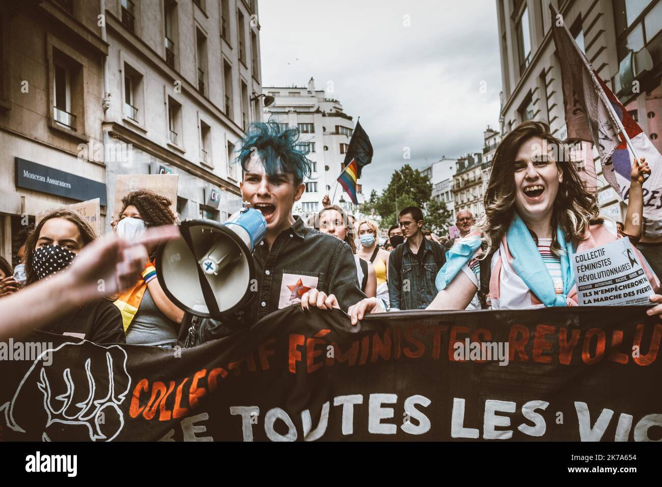 â©Olivier Donnars / Le Pictorium/MAXPPP - Olivier Donnars / Le Pictorium - 04/07/2020 - Frankreich / Ile-de-France / Paris - Samedi 4 juillet, a Paris, environon 5000 personnes ont participe, a une Marche des fiertes impromptue, une semaine apres la date prevue pour le rassemblement officiel, Reporte en raison de la crise sanitaire liee au Covid-19. Une Pride plus politique que festliche, rassemblant des collectifs et Associations LGBTQI, de travailleurs et travailleuses du sexe et collectifs proches du mouvement Black Lives Matter, qui se voulait plus proche des premieren prides issues des emeut Stockfoto