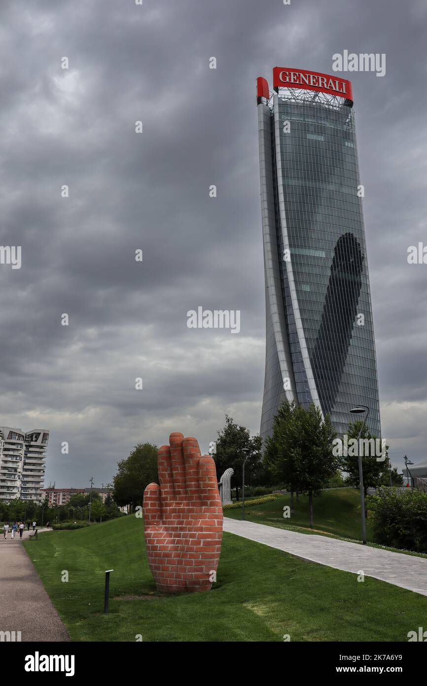 Mailand, Italien - 26. Juni 2022: Modernes Generali-Gebäude in Tre Torri mit Handskulptur. Stadtleben Architektur während eines dramatischen Wolkentags in der Lombardei. Stockfoto