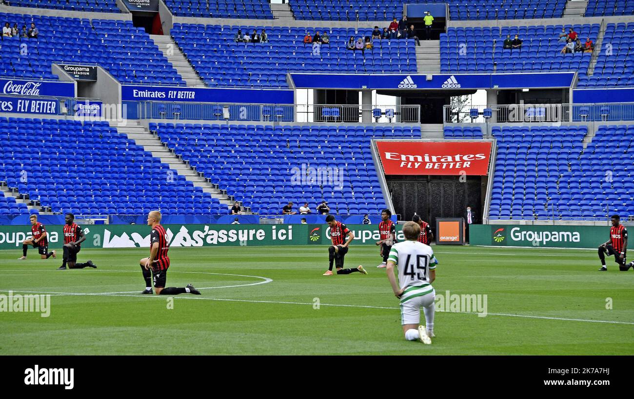 â©PHOTOPQR/LE PROGRES/Richard MOUILLAUD - DÃ©Cines-Charpieu 16/07/2020 - OL Tournoi Veolia / OGC Nice Celtic Glasgow -OL Tournoi Veolia / OGC Nice Celtic Glasgow Avant le Coup d' envoi les joueurs se sont agenouillÃ©s Stockfoto