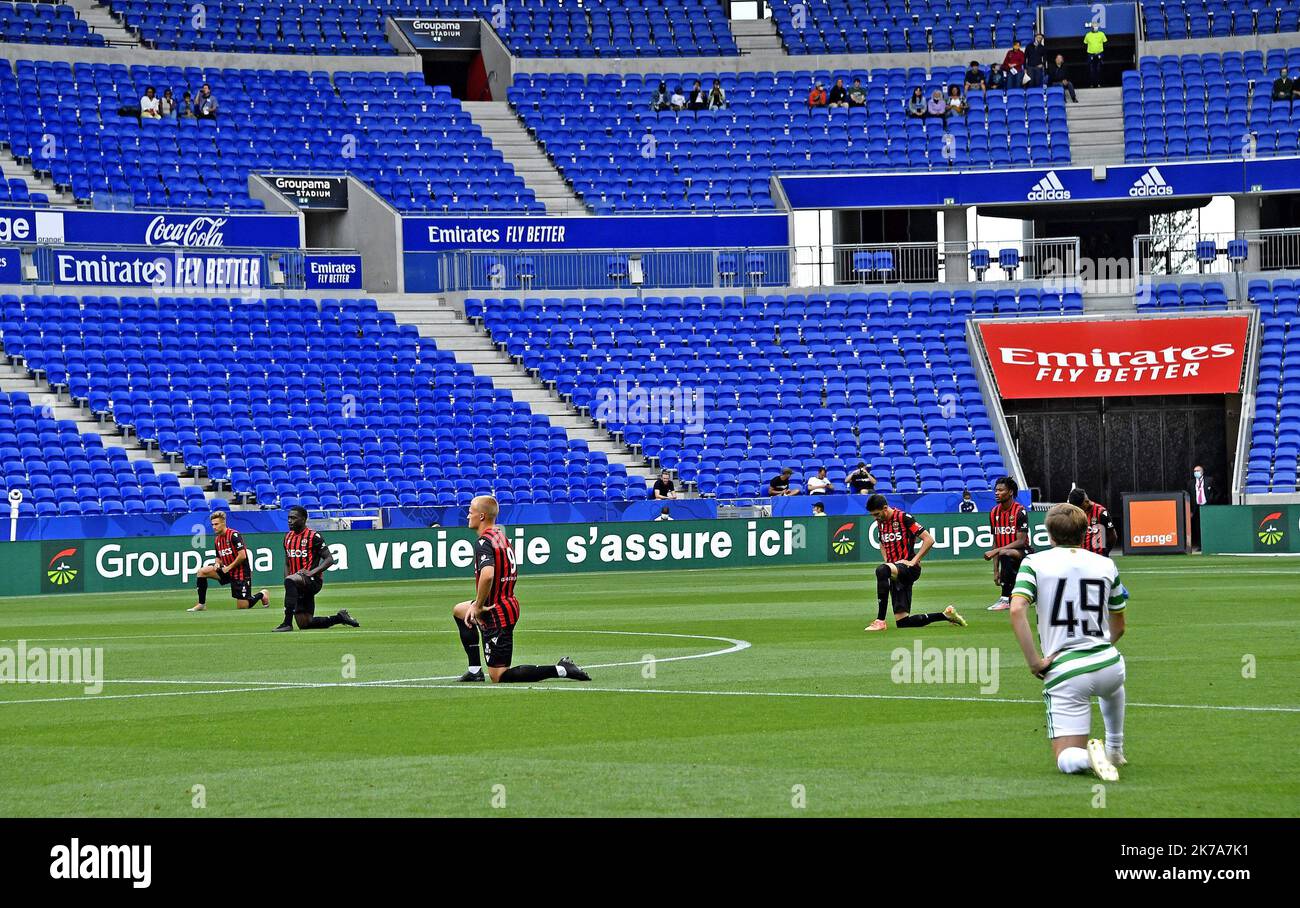â©PHOTOPQR/LE PROGRES/Richard MOUILLAUD - DÃ©Cines-Charpieu 16/07/2020 - OL Tournoi Veolia / OGC Nice Celtic Glasgow -OL Tournoi Veolia / OGC Nice Celtic Glasgow Avant le Coup d' envoi les joueurs se sont agenouillÃ©s Stockfoto