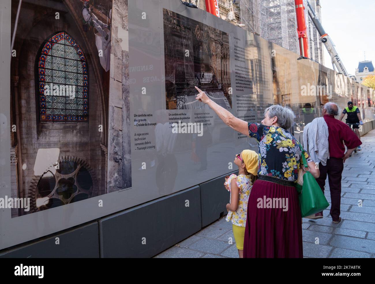 ©PHOTOPQR/LE PARISIEN/Sarah ANDERSEN ; Paris ; 22/07/2020 ; L'Exposition photo sur Notre-Dame a été inaugurée rue du Cloître-Notre-Dame, ce mercredi 22 juillet . Plus d'un an après l'incendie, cette Exposition rend Hommage aux dizaines d'hommes de Terrain qui travaillent à la rekonstruktion de l'édifice. L'Exposition a été inaugurée par le général -Jean-Louis-Georgelin, en présence du maire de Paris-Centre, -Ariel-weil. Paris, Frankreich, juli 22. 2020 - die Fotoausstellung über Notre-Dame wurde am Mittwoch, den 22. Juli, in der Rue du Cloître-Notre-Dame eröffnet. Mehr als ein Jahr nach dem Brand, diese e Stockfoto