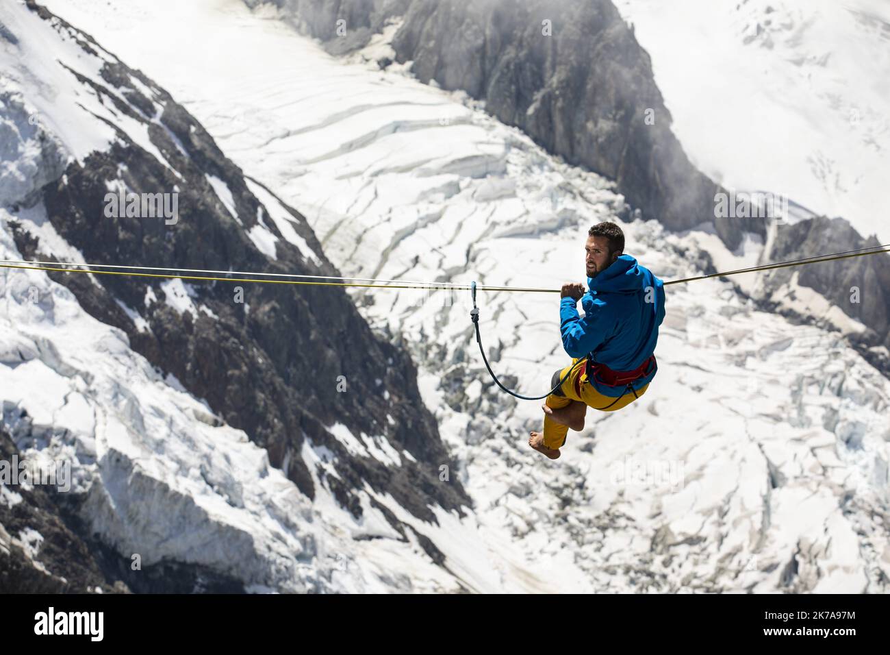 ©PHOTOPQR/LE DAUPHINE/GRÉGORY YETCHMENIZA ; CHAMONIX-MONT-BLANC ; 23/07/2020 ; GRÉGORY YETCHMENIZA / LE DAUPHINE LIBERE / PHOTOPQR CHAMONIX (HAUTE-SAVOIE) LE 23 JUILLET 2020 LE HIGHLINER NATHAN PAULIN A MIS SA DISCIPLINE AU SERVICE DE LA BONNE CAUSE. IL A EMBARQUE AVEC LUI LE JEUNE JONAS, ATTEINT D'UNE MALADIE GENETIQUE.EN DESSOUS D'EUX, 300M DE VIDE, LE MONT BLANC EN TOILE DE FOND PROPOSE UN DECOR A LA HAUTEUR DE LA PROUESSE.. L'IMAGE SERA PROBABLEMENT LA SEQUENCE EPOUSTOUFLANTE DU TELETHON 2020. - Nathan Paulin in Mont Blanc. Professioneller Highliner und mehrfacher Weltrekordhalter, Er ist pa Stockfoto