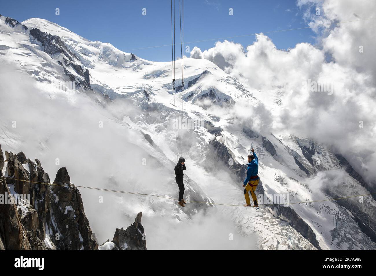 ©PHOTOPQR/LE DAUPHINE/GRÉGORY YETCHMENIZA ; CHAMONIX-MONT-BLANC ; 23/07/2020 ; GRÉGORY YETCHMENIZA / LE DAUPHINE LIBERE / PHOTOPQR CHAMONIX (HAUTE-SAVOIE) LE 23 JUILLET 2020 LE HIGHLINER NATHAN PAULIN A MIS SA DISCIPLINE AU SERVICE DE LA BONNE CAUSE. IL A EMBARQUE AVEC LUI LE JEUNE JONAS, ATTEINT D'UNE MALADIE GENETIQUE.EN DESSOUS D'EUX, 300M DE VIDE, LE MONT BLANC EN TOILE DE FOND PROPOSE UN DECOR A LA HAUTEUR DE LA PROUESSE.. L'IMAGE SERA PROBABLEMENT LA SEQUENCE EPOUSTOUFLANTE DU TELETHON 2020. - Nathan Paulin in Mont Blanc. Professioneller Highliner und mehrfacher Weltrekordhalter, Er ist pa Stockfoto