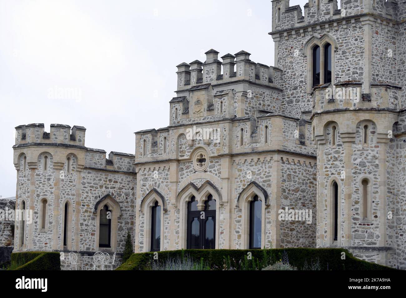 ©PHOTOPQR/VOIX DU NORD/1 ; 24/07/2020 ; Condette, le 24/07/2020, Visite du Château d'Hardelot, Centre culturel de l'Entente cordiale à Condette PHOTO ZACK AJILI LA VOIX DU Nord - Schloss Hardelot, lokal bekannt als Château d'Hardelot, liegt auf einem Feld neben dem Dorf Condette, im Département Pas-de-Calais in Frankreich. Die Burg wurde mehrmals von den Franzosen, Engländern und Burgunderen eingenommen und wiederaufgenommen. Im 17.. Jahrhundert ließ Kardinal Richelieu das Schloss von Hardelot demontieren und das Schloss wurde zu einem Bauernhof. Stockfoto