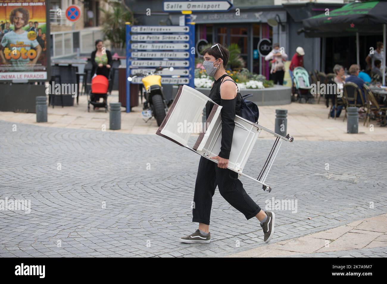 ©PHOTOPQR/OUEST FRANCE/QUEMENER YVES-MARIE ; Quiberon ; 24/07/2020 ; La ville de Quiberon (Morbihan) compte désormais un « Cluster » après la découverte de quatre cas positifs dans l’entourage d’un Premier cas confirmé dimanche 19 juillet 2020. Le Port du Masque est obligatoire à Quiberon par arrêté municipal sur l'ax principal commerçant de la ville, la rue de Verdun et le Front de mer en direction de la gare maritime. Foto Yves-marie Quemener / Ouest-France - Quiberon, Frankreich, juli 24. 2020 - Covid-19 Cluster - Pandemiezentrum - in Quiberon, einer französischen bretonischen Stadt Stockfoto