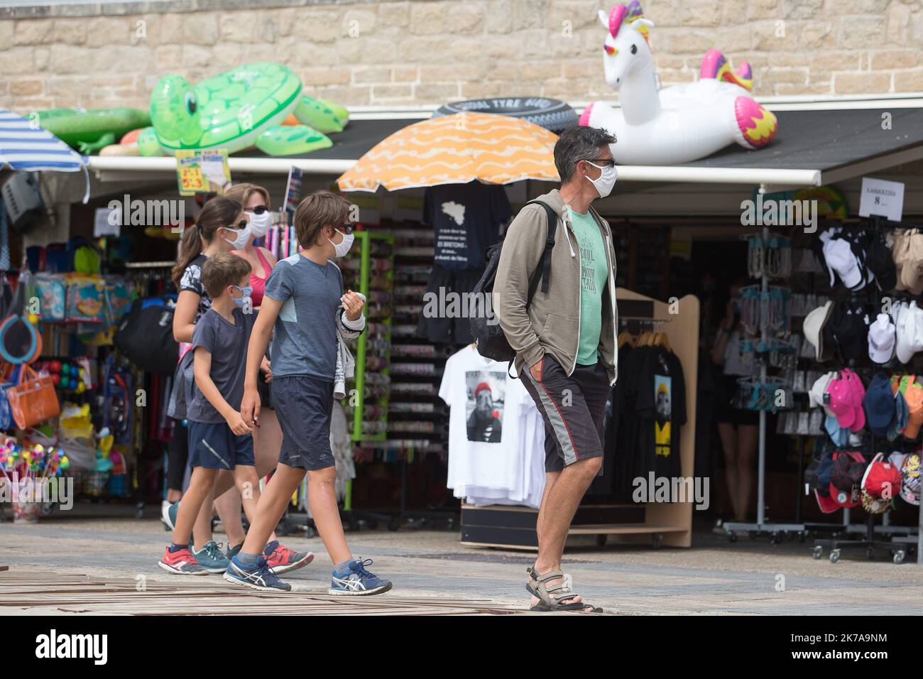 ©PHOTOPQR/OUEST FRANCE/QUEMENER YVES-MARIE ; Quiberon ; 24/07/2020 ; La ville de Quiberon (Morbihan) compte désormais un « Cluster » après la découverte de quatre cas positifs dans l’entourage d’un Premier cas confirmé dimanche 19 juillet 2020. Le Port du Masque est obligatoire à Quiberon par arrêté municipal sur l'ax principal commerçant de la ville, la rue de Verdun et le Front de mer en direction de la gare maritime. Foto Yves-marie Quemener / Ouest-France - Quiberon, Frankreich, juli 24. 2020 - Covid-19 Cluster - Pandemiezentrum - in Quiberon, einer französischen bretonischen Stadt Stockfoto