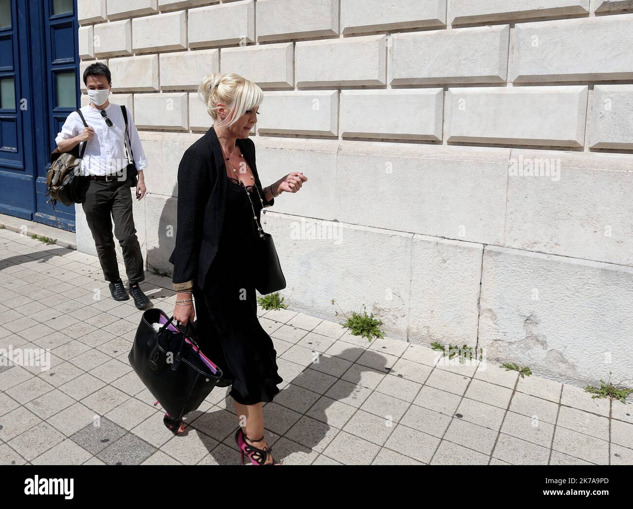 ©PHOTOPQR/L'EST REPUBLICAIN/Ludovic LAUDE ; Besançon ; 24/07/2020 ; Besançon le 24/07/2020 fait divers Sylvie GALEERE Avocate de la famille NARUMI Nicolas ZEPEDA Auslieferung NARUMI Affaire NARUMI Japon - Besancon, Frankreich, juli 24. 2020 - Ankunft des chilenischen Nicolas Zepeda am Gericht in Besancon, der beschuldigt wurde, vor fast vier Jahren während des Auslieferungsprozesses einen japanischen Studenten in Frankreich ermordet zu haben. Nicolas Zepeda, 29, war in der Wohnung seiner Mutter im Ferienort Viña del Mar, 120 Kilometer (75 Meilen) nordwestlich von Santiago, unter Hausarrest gestellt worden. Er wird in Frankreich wegen vorsätzlichen Mordes in der angeklagt Stockfoto