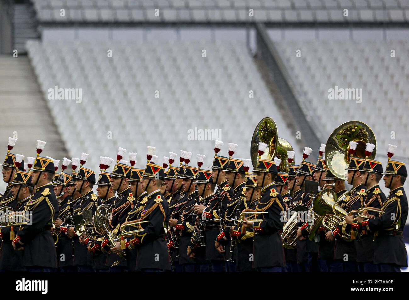 ©Sebastien Muylaert/MAXPPP - Republikanische Wachen beim französischen Pokalfinale zwischen Paris Saint Germain und Saint Etienne im Stade de France in Paris. 24.07.2020 Finale des Coupe de France Fußballs im Stade de France zwischen PSG und Saint Etienne. Der Zugang zum Stadion war nur für 5.000 Zuschauer erlaubt. Stockfoto