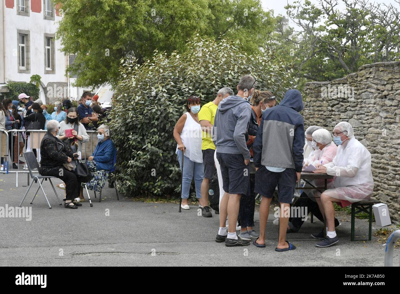 ©PHOTOPQR/OUEST FRANCE/Thierry Creux ; Quiberon ; 27/07/2020 ; Quiberon . Morbvihan . Crise du coronavirus Covid 19 . Campagne de Tests sans ordonnance . Une longue queue s'est présenté au drive Test. Peut-être 500 personnes, pour 300 Tests disponibles . Onze personnels soignants ont été mobilisés pour cette opération. Die Menschen warten darauf, am 27. Juli 2020 in Quiberon, Westfrankreich, auf das neuartige Coronavirus (Covid-19) getestet zu werden. Stockfoto