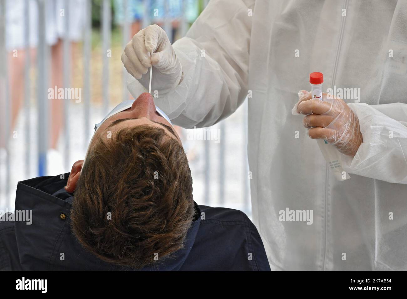 ©PHOTOPQR/OUEST FRANCE/Thierry Creux ; Quiberon ; 27/07/2020 ; Quiberon . Morbvihan . Crise du coronavirus Covid 19 . Campagne de Tests sans ordonnance . Une longue queue s'est présenté au drive Test. Peut-être 500 personnes, pour 300 Tests disponibles . Onze personnels soignants ont été mobilisés pour cette opération. Die Menschen warten darauf, am 27. Juli 2020 in Quiberon, Westfrankreich, auf das neuartige Coronavirus (Covid-19) getestet zu werden. Stockfoto