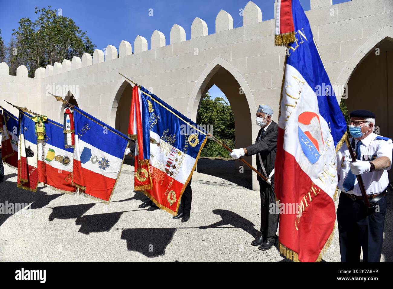 ©PHOTOPQR/L'EST REPUBLICAIN/ALEXANDRE MARCHI ; VERDUN ; 29/07/2020 ; POLITIQUE - HOMMAGE AUX COMBATTANS MUSULMANS - CULTE MUSULMAN - FRANCAIS MORTS POUR LA FRANCE - PREMIERE GUERRE MONDIALE - GRANDE GUERRE - 14 - 18 - 1914 - 1918 - MINISTRE. Fleury-devant-Douaumont (Maas) 29 juillet 2020. Les portes drapeaux lors du déplacement de Gérald DARMANIN, Ministre de l’Intérieur, et de Geneviève DARRIEUSSECQ, Ministre déléguée auprès de la Ministre des armées, chargée de la mémoire et des Anciens Combattants, à Douaumont pour rendre Hommage aux Combattants Musulmans morts pour la France lors de la P Stockfoto