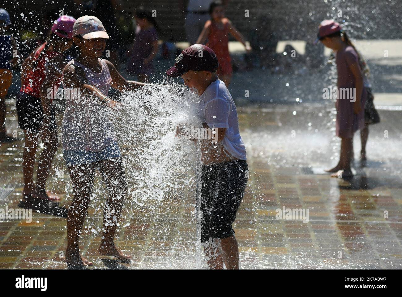 â©PHOTOPQR/LE COURRIER DE L'OUEST/Josselin Clair ; ; 17/07/2020 ; Angers; 30/07/20; les enfants jouent dans la fontaine de la Promenade Jean Turc a Angers - Ostfrankreich bei Hitzewelle Alarm, da die Temperaturen steigen Juli 30 2020 Stockfoto