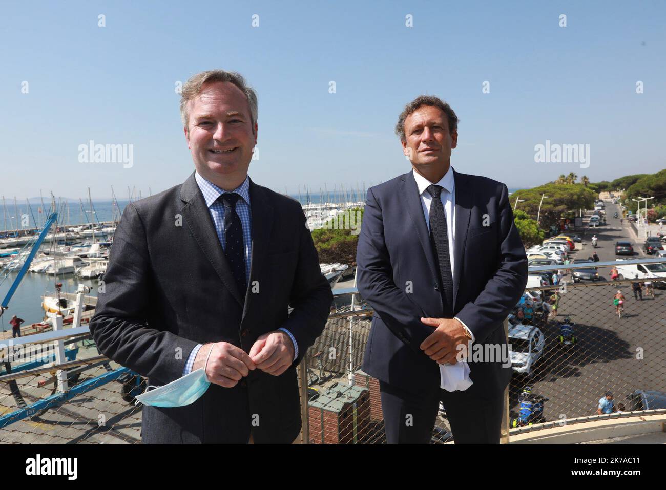 ©PHOTOPQR/NICE MATIN/Laurent Martinat ; LA LONDE ; 31/07/2020 ; VISITE A LA LONDE DE JEAN BAPTISTE LEMOYNE SECRETAIRE D'ETET AU TOURISME, REUNION A LA BASE NAUTIQUE PUIS VISITE DU POSTE DE SECOURS PLAGE DE MIRAMAR der französische Staatssekretär für Tourismus Jean Baptiste Lemoyne besuchte am 31. 2020. juli La Londe, Südfranc Stockfoto